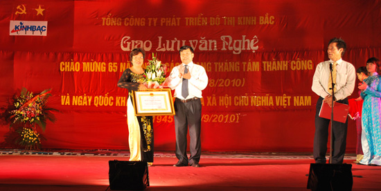Bà Nguyễn Thị Thu Hương - Phó Tổng Giám đốc thường trực KBC nhận huân chương lao động Hạng 3 của Chủ tịch nước Bà Nguyễn Thị Thu Hương - Phó Tổng Giám đốc thường trực KBC nhận huân chương lao động Hạng 3 của Chủ tịch nước