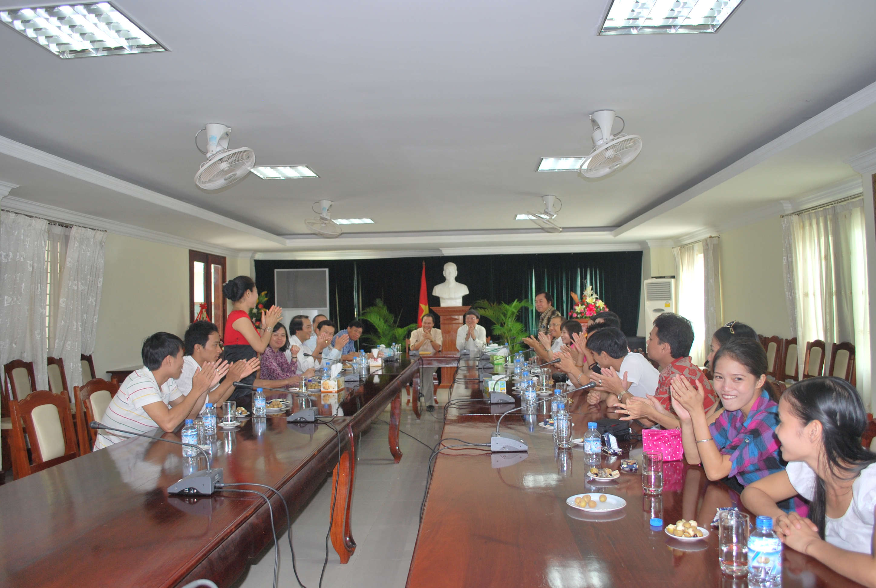 Đại sứ Tạ Minh Châu đón tiếp Tổng Công ty Phát triển Đô thị Kinh Bắc và đoàn Quan họ tại văn phòng Đại sứ quán Đại sứ Tạ Minh Châu đón tiếp Tổng Công ty Phát triển Đô thị Kinh Bắc và đoàn Quan họ tại văn phòng Đại sứ quán