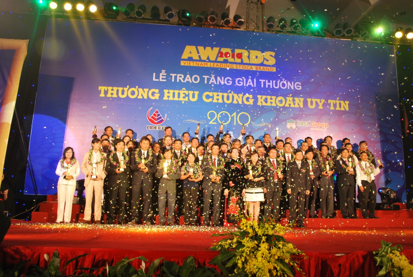 Đại diện các doanh nghiệp lên nhận giải thưởng