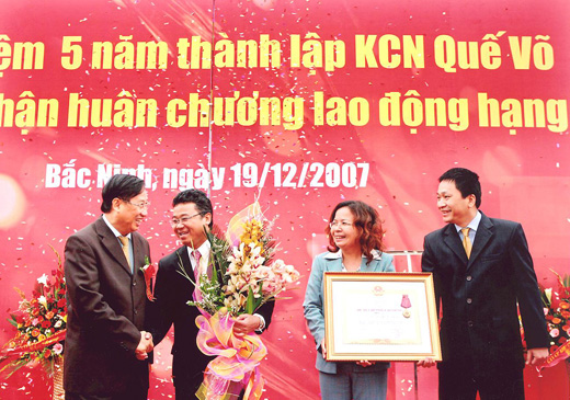 Phó Thủ tướng Phạm Gia Khiêm trao Huân chương hạng 3 cho Ban lãnh đạo KBC Phó Thủ tướng Phạm Gia Khiêm trao Huân chương hạng 3 cho Ban lãnh đạo KBC