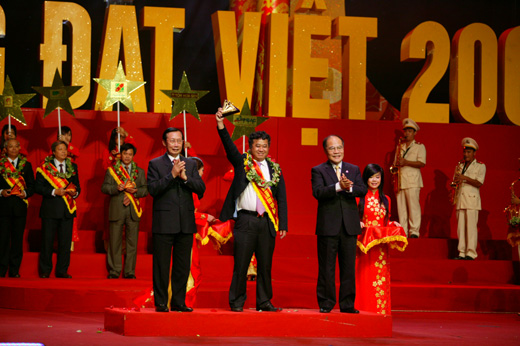 Phó Thủ tướng Nguyễn Sinh Hùng trao giải thưởng Top 10 Sao Vàng Đất Việt 2009 cho Ông Đặng Thành Tâm - Chủ tịch HĐQT KBC Phó Thủ tướng Nguyễn Sinh Hùng trao giải thưởng Top 10 Sao Vàng Đất Việt 2009 cho Ông Đặng Thành Tâm - Chủ tịch HĐQT KBC