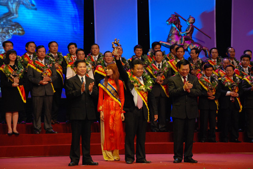 Chủ tịch nước Nguyễn Minh Triết trao Cúp Doanh nhân tiêu biểu năm 2009 cho Ông Đặng Thành Tâm - Chủ tịch HĐQT KBC Chủ tịch nước Nguyễn Minh Triết trao Cúp Doanh nhân tiêu biểu năm 2009 cho Ông Đặng Thành Tâm - Chủ tịch HĐQT KBC